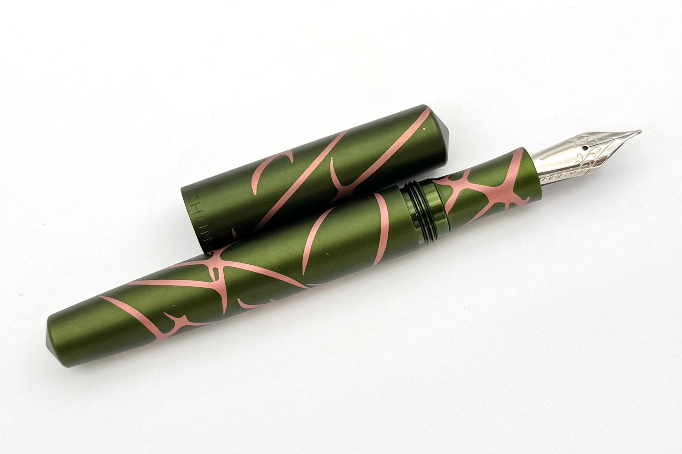 SchonDSGNAnodizedAluminumFullSizedGreenSalmonSplashFP_D